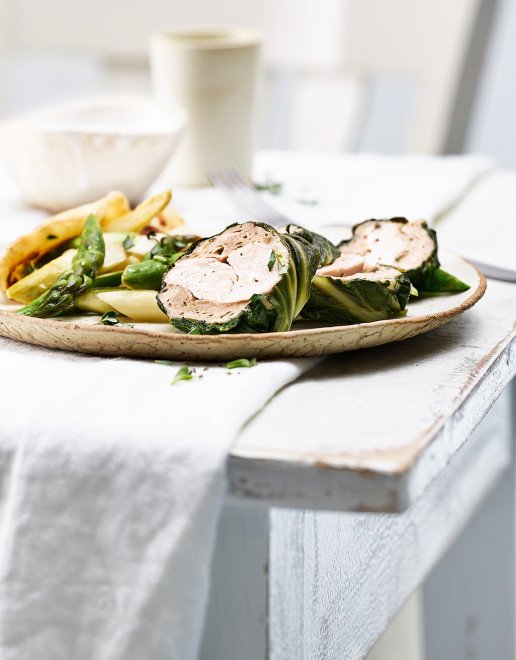 Pouletbrust mit Kräuterbrät im Estragonsud pochiert