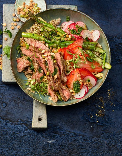 Flanksteak-Bowl-mit-Erdbeeren-Spargel.jpg