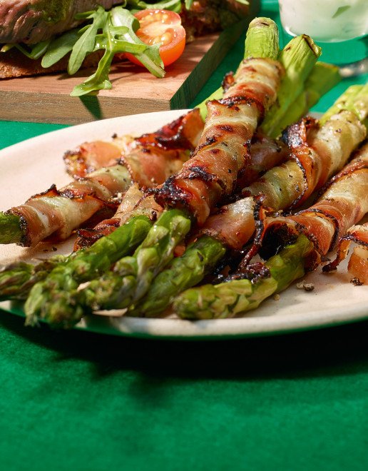 Grüner Spargel mit grilliertem Bauernspeck & Zitronenmayonnaise