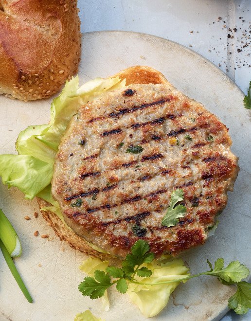 Kalbsburger mit Mango, Koriander, Zwiebel und Limetten-Mayonnaise