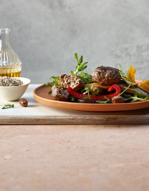 hacktaetschli vom rind mit mediterranem sommersalat