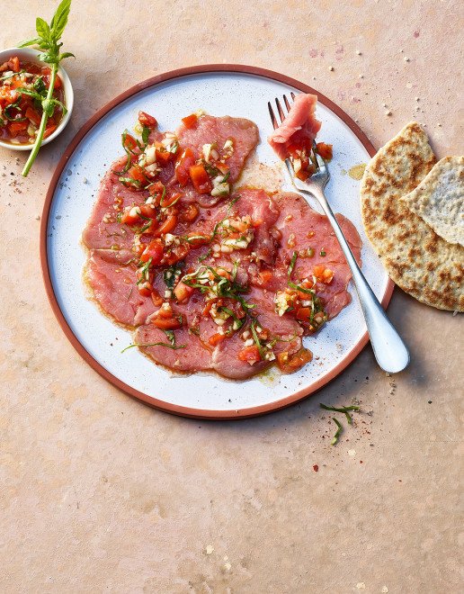 kalbs carpaccio mit tomaten salsa und fladenbrot