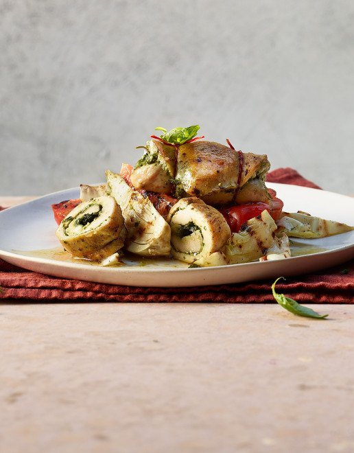 pouletbrustroellchen mit pesto grillgemuese und fregola