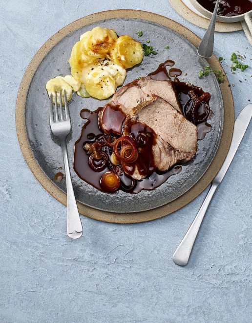 Hero-schweinshalsbraten-mit-balsamico-zwiebelsauce-011021.jpg