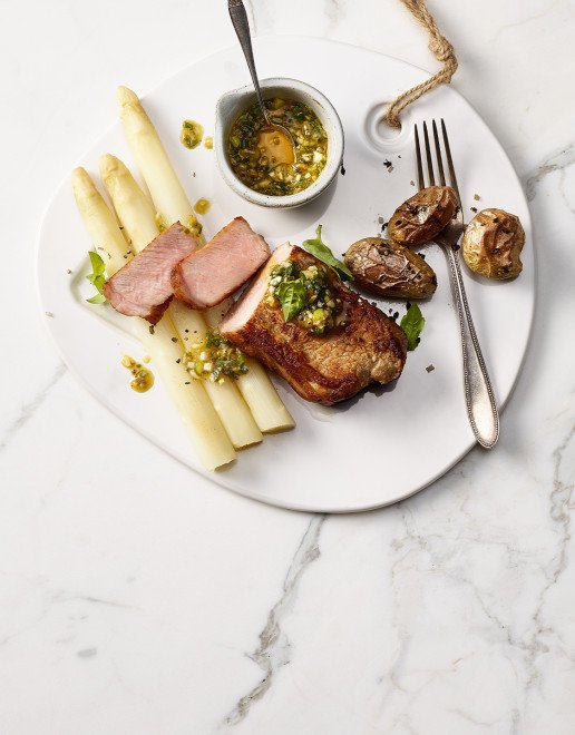 hero-kalbssteak-mit-spargeln-an-passionsfrucht-vinaigrette-010122.jpg