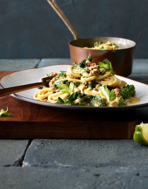 Hero_curry-nudel-one-pot-mit-rindshackfleisch-und-federkohl-011122.jpg