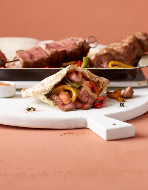 Pitas mit Rindfleisch auf Teller