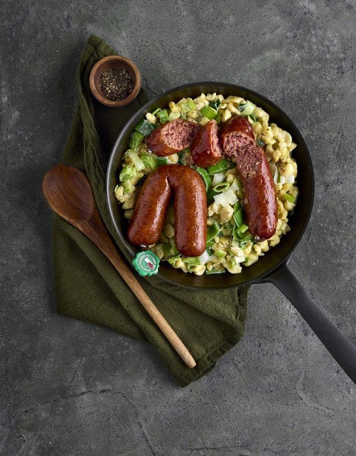 apoint_0125_Saucisson_au_choux_auf_Knoepfli-Lauch-Pfanne