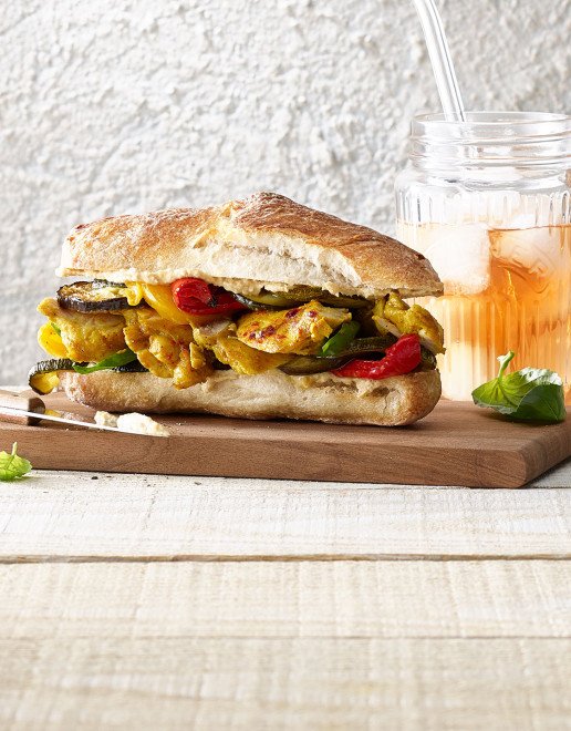 Sandwich mit Poulet und Grillgemüse