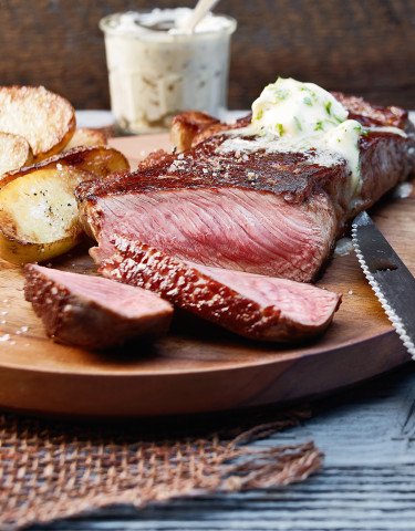 Entrecote_mit_Kraeuterbutter_und_Bratkartoffeln