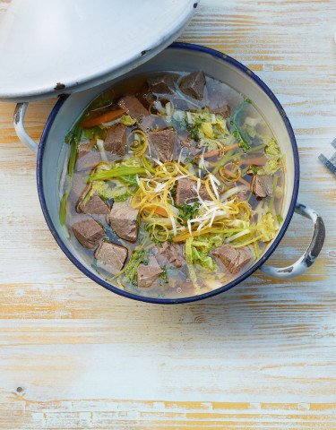 Rezept_Kraeftige_Rindfleischsuppe_mit_Gemuesestreifen_Meerrettich_und_Zitronenschale