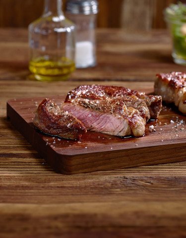 Rindssteak gebraten und geschnitten auf einer Platte