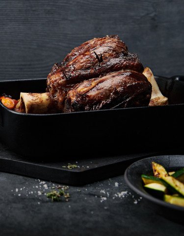 Rezept Rindshaxe mit Knoblauch und Rosmarin gespickt