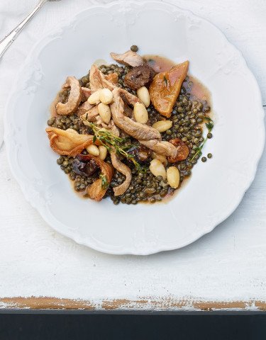 Rezept_Schweinsgeschnetzeltes_mit_Doerrobst_Mandeln_und_Linsen