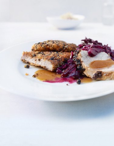 Rezept Schweinsplaetzli in Wuerzpanade Schweinsbraten im Wacholdermantel mit Rotkohl
