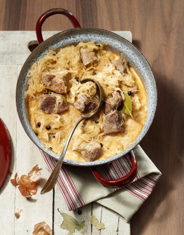 Rezept_Schweinsvoressen_geschmort_in_Sauerkraut_mit_Paprikapulver_Wacholder_und_Sauerrahm