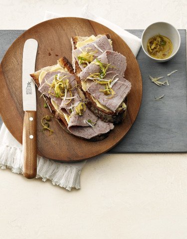 Rezept_Siedfleisch_vom_Kalb_kalt_aufgeschnitten_mit_Zitronenschale_Kapern_und_Meerrettich