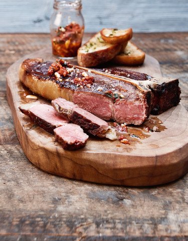 T-Bone Steak mit Pesto und geröstetem Brot