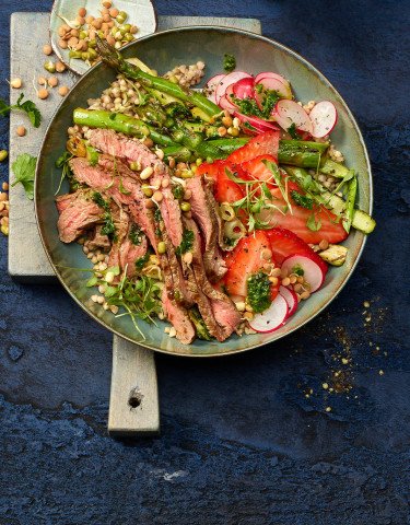 Flanksteak-Bowl-mit-Erdbeeren-Spargel.jpg