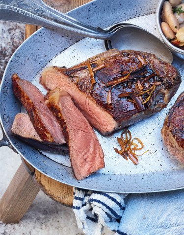 Entrecôte double mit Zimt, Pfeffer und Orange auf Bohnen