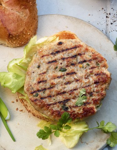 Kalbsburger mit Mango, Koriander, Zwiebel und Limetten-Mayonnaise