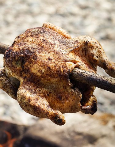 Poulet am Spiess mit Zitrone, Knoblauch und Salbei
