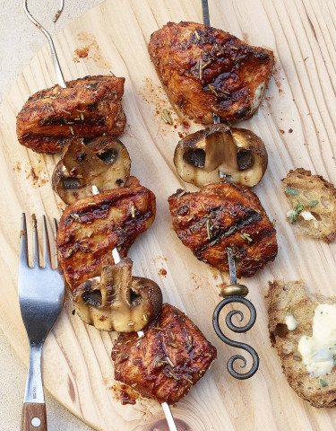 Pouletspiess an Zitronenrub mit Estragonbutter und geröstetem Brot