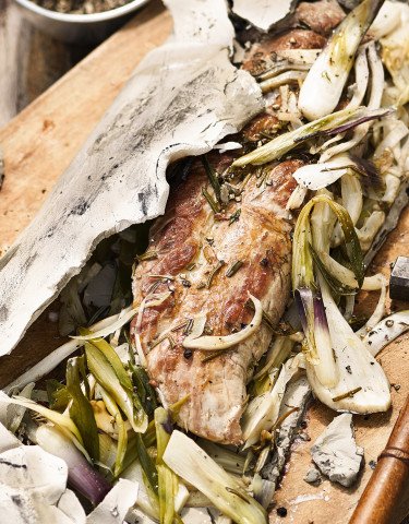 Schweinsfilet im Ton mit Frühlingszwiebeln und Fenchel