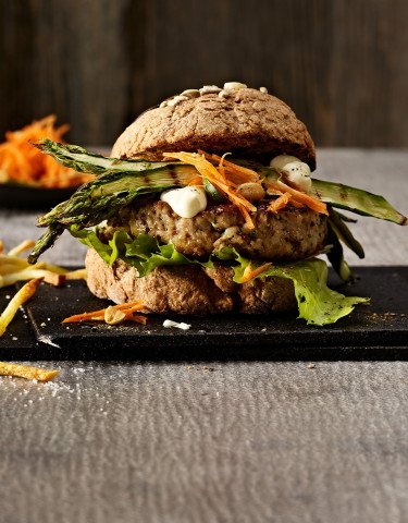 poulet-burger-mit-grokoernigem-senf-und-estragon-gewuerzt