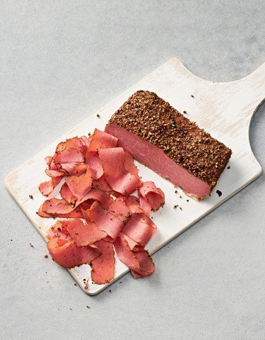 pastrami aufgeschnitten servieren