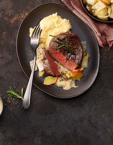 Hero-rindshuftsteak-an-senfsauce-mit-chicoree-gemuese-und-polenta.jpg