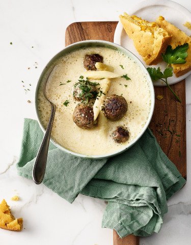 hero-weisse-spargelsuppe-mit-meatballs-und-maisbrot-010122.jpg