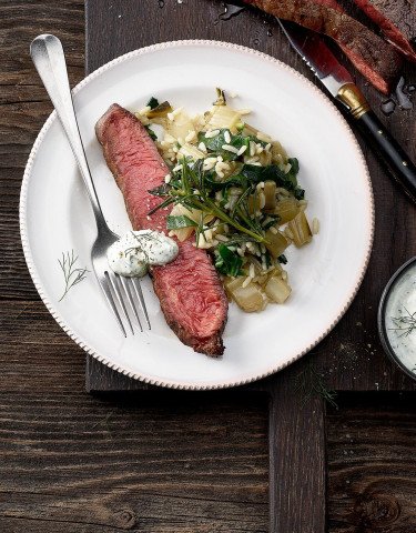 Flat-iron-Rind_mit-dill-knoblauchdip-und-gemuesepilav.jpg