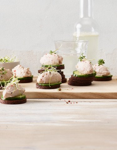 Schinkenmousse auf Gurke und Pumpernickel