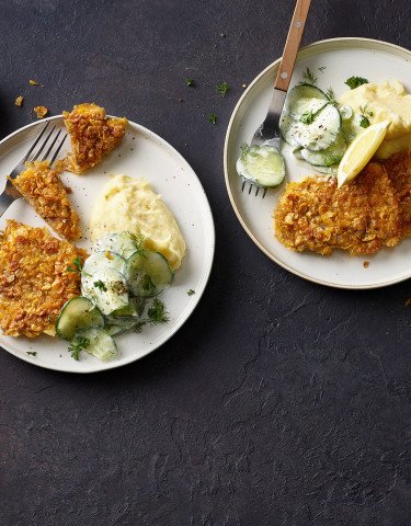Kalbsschnitzel mit Kartoffelstampf und Gurkensalat