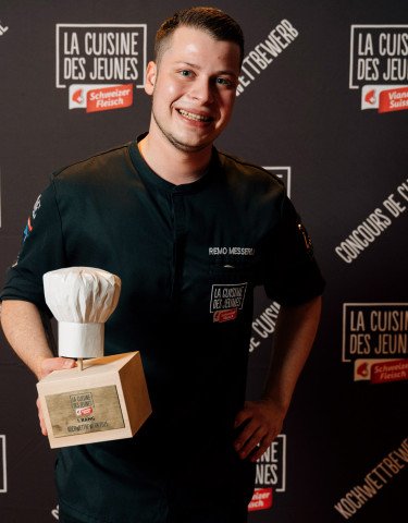 Remo Messerli mit Pokal 