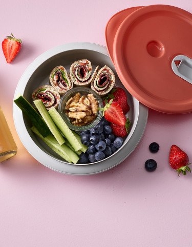 Lunchbox mit gefüllten Tortilla Rollen